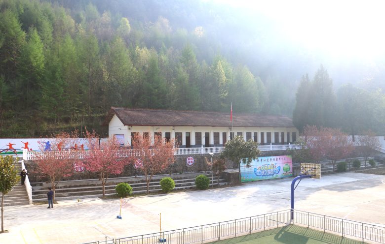 寧強縣巴山鎮(zhèn)關(guān)口壩教學(xué)點致力打造校園紅色文化插圖