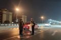 汽車沒油拋錨橋面，漢中交警蜀黍推車施救!縮略圖