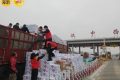 48噸火腿腸傾灑漢中收費站附近，志愿者秒變“搬運工”縮略圖