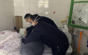 寧強(qiáng)一八旬老人家中不慎摔倒，民警及時(shí)救助縮略圖