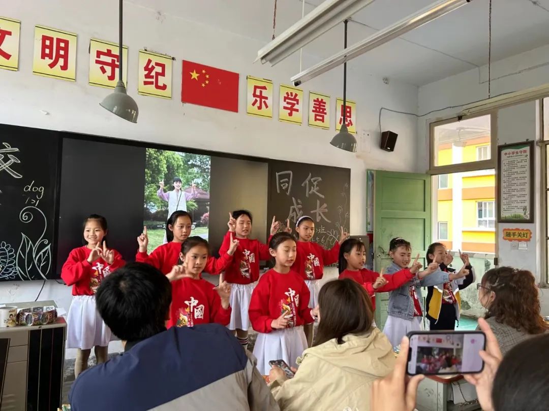 提燈引路 育夢成光——西鄉(xiāng)縣東關(guān)小學(xué)2023學(xué)年度春季學(xué)期家長會紀(jì)實 提燈引路 育夢成光——西鄉(xiāng)縣東關(guān)小學(xué)2023學(xué)年度春季學(xué)期家長會紀(jì)實