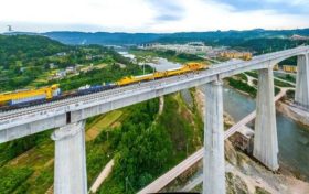明年5月通車！漢巴南鐵路巴中段鋪軌完成縮略圖