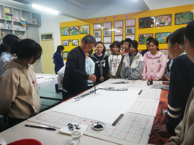 當代著名書畫家蘇萬強、牟君誠 走進舒家壩鎮(zhèn)九年制學校鄉(xiāng)村少年宮插圖