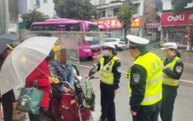 點(diǎn)贊！城固街頭這一幕，暖心→縮略圖