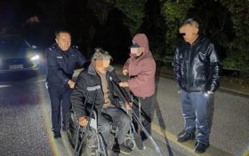 以警心暖民心，民警深夜救助走失老人回家縮略圖