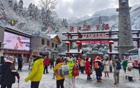 在漢江源景區(qū)，一場美麗的冰雪盛宴正在等著你！縮略圖