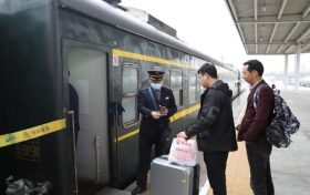 漢中1050名務(wù)工人員乘專列返崗！后期將加開11趟專列→縮略圖