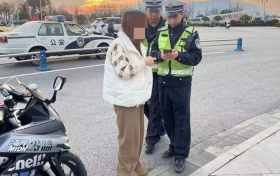 群眾大意丟手機(jī)，交警撿起速歸還縮略圖