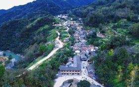 鎮(zhèn)巴深山古鎮(zhèn)的守護者：青春與傳承的奇遇縮略圖