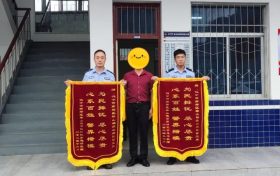 民警快速找回遺失錢包，群眾贈送錦旗致謝！縮略圖