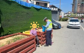 一名老人突然中暑癱坐路邊，幸好…縮略圖