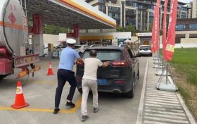 車(chē)輛缺油陷“窘境” 交警推車(chē)解急困縮略圖