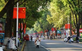 國慶氛圍感拉滿！“中國紅”扮靚漢臺街頭縮略圖