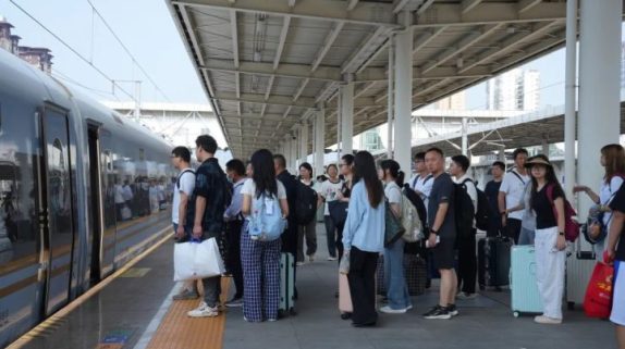 暑運(yùn)啟動(dòng)！漢中車(chē)務(wù)段增開(kāi)多趟列車(chē)→縮略圖