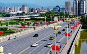 氛圍感拉滿！“中國紅”扮靚漢中街頭 →縮略圖